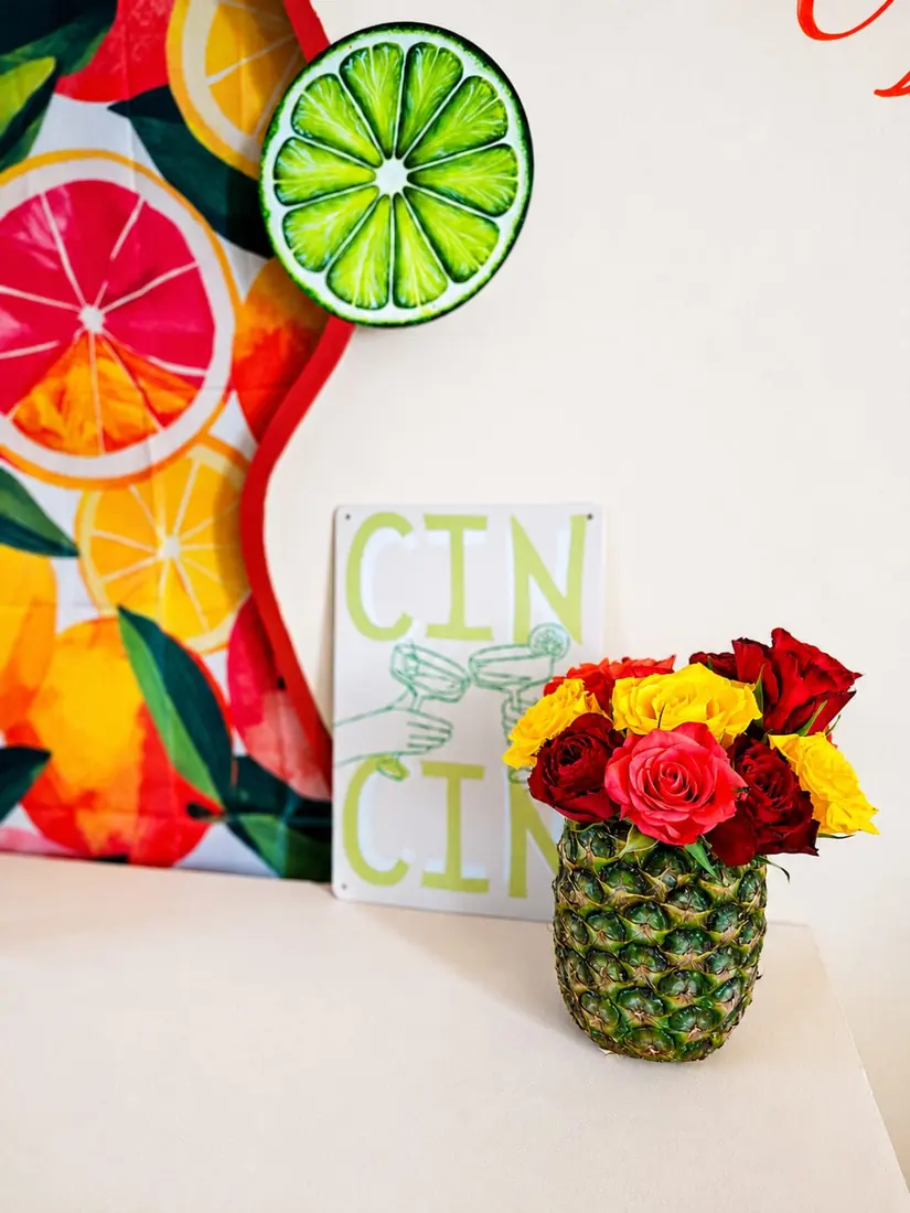 détail de décoration évènementielle par ML Events — ananas fleuri « Cin Cin »