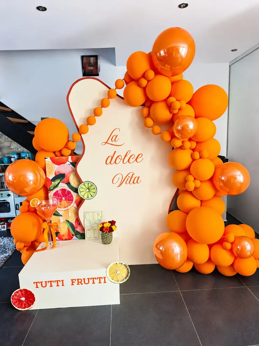 décoration évènementielle par ML Events — arche de ballons agrumes « La Dolce Vita »
