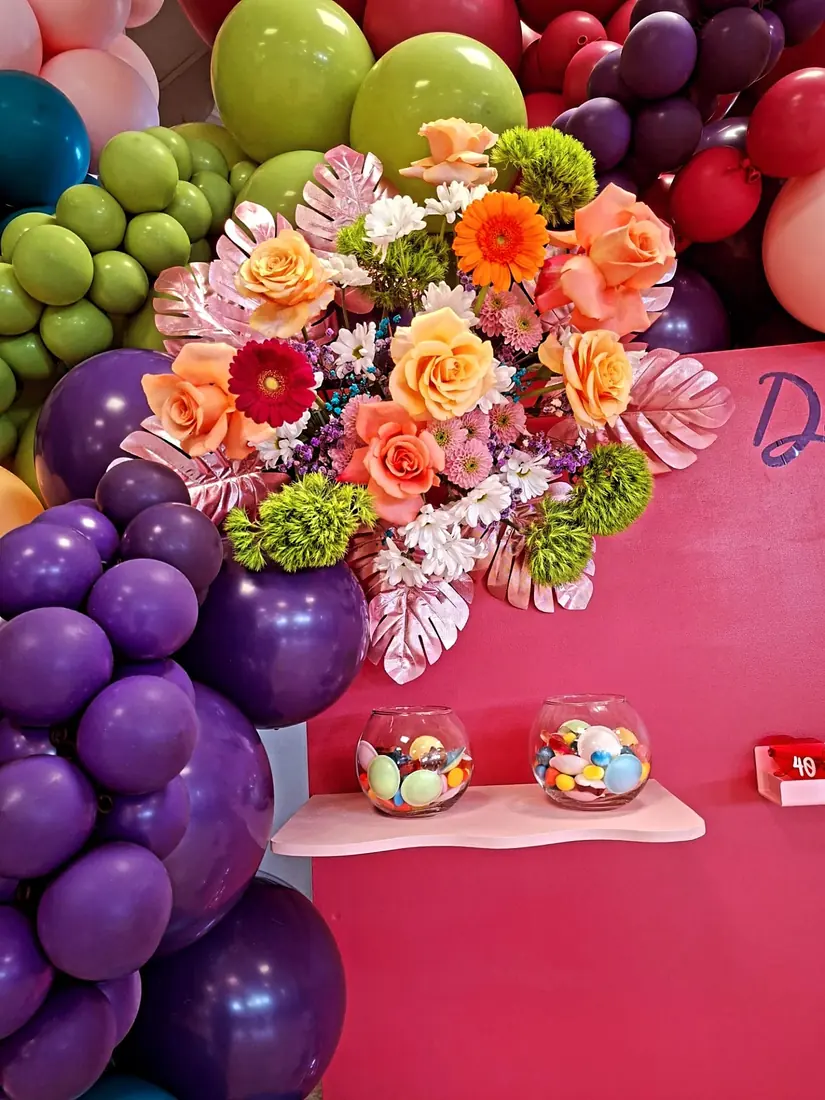 décoration d'anniversaire par ML Events — composition florale sur arche multicolore