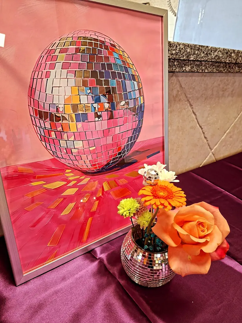 détail de décoration évènementielle par ML Events — boule à facettes et rose sur velours