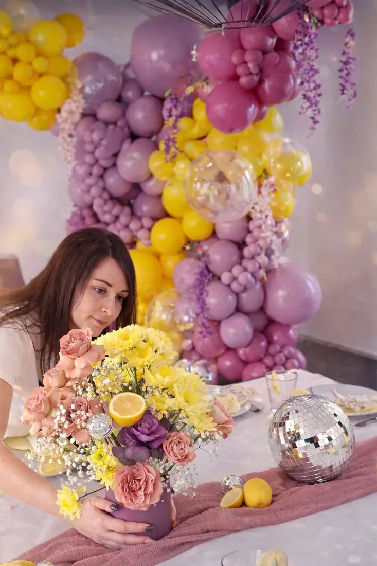décoration d'anniversaire par ML Events — thème lilas et citron, boule à facettes