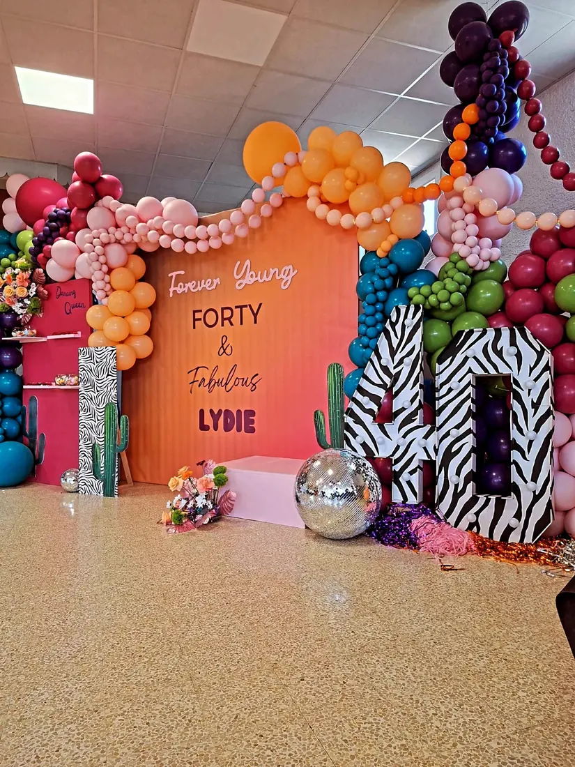 décoration d'anniversaire 40 ans par ML Events — ambiance festive et boules disco