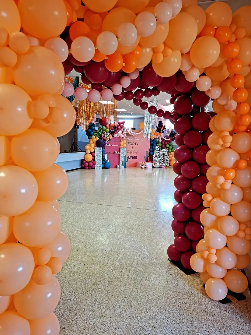 décoration d'anniversaire 40 ans par ML Events — arche d'entrée en ballons