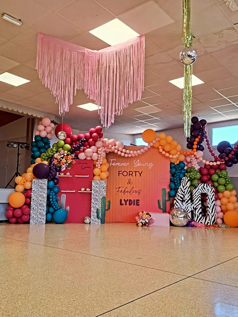décoration d'anniversaire 40 ans en Auvergne-Rhône-Alpes par ML Events — univers coloré « Forty & Fabulous »
